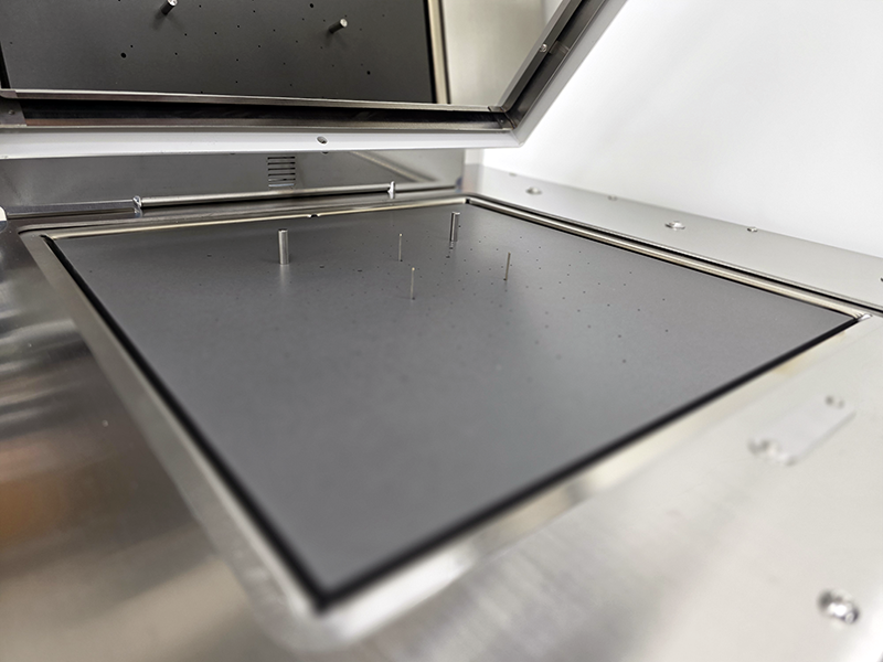 An Apogee® 300 In-Deck Bake Plate with Smart Pin™ technology for advanced temperature management and ramping.
